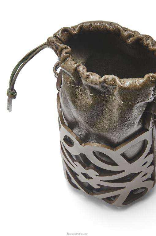 Loewe Women Anagram cut-out pocket in classic calfskin and nappa 206XF551 Tea Dust Glaze - Image 4